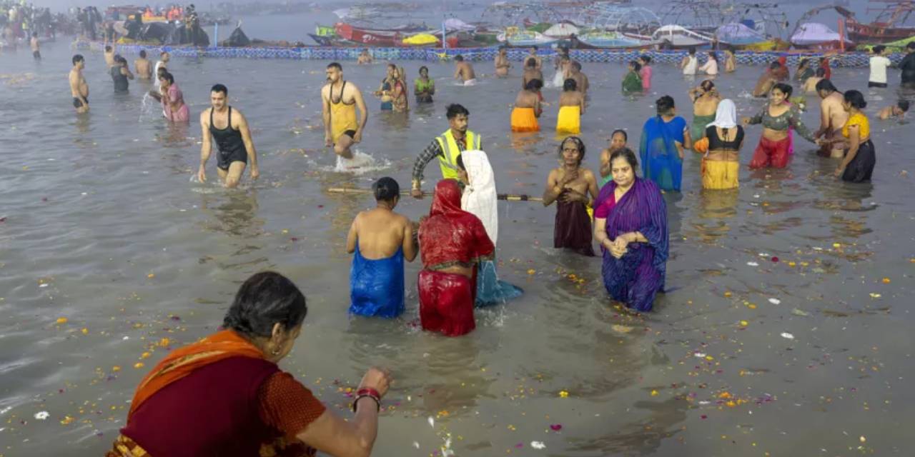 Milyonların katıldığı ritüel kaosa döndü! Kadınların taciz edildiği görüntülere tepki yağdı