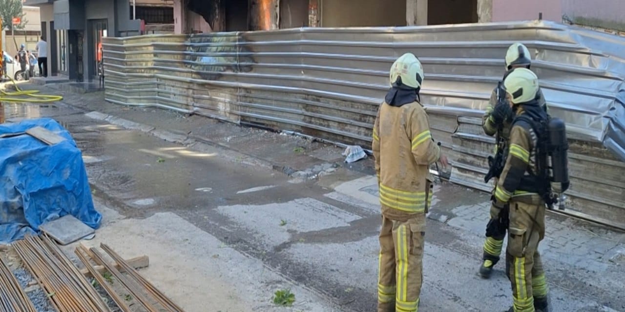 Kartal’da 4 katlı binada yangın: Alevler metrelerce yükseldi!