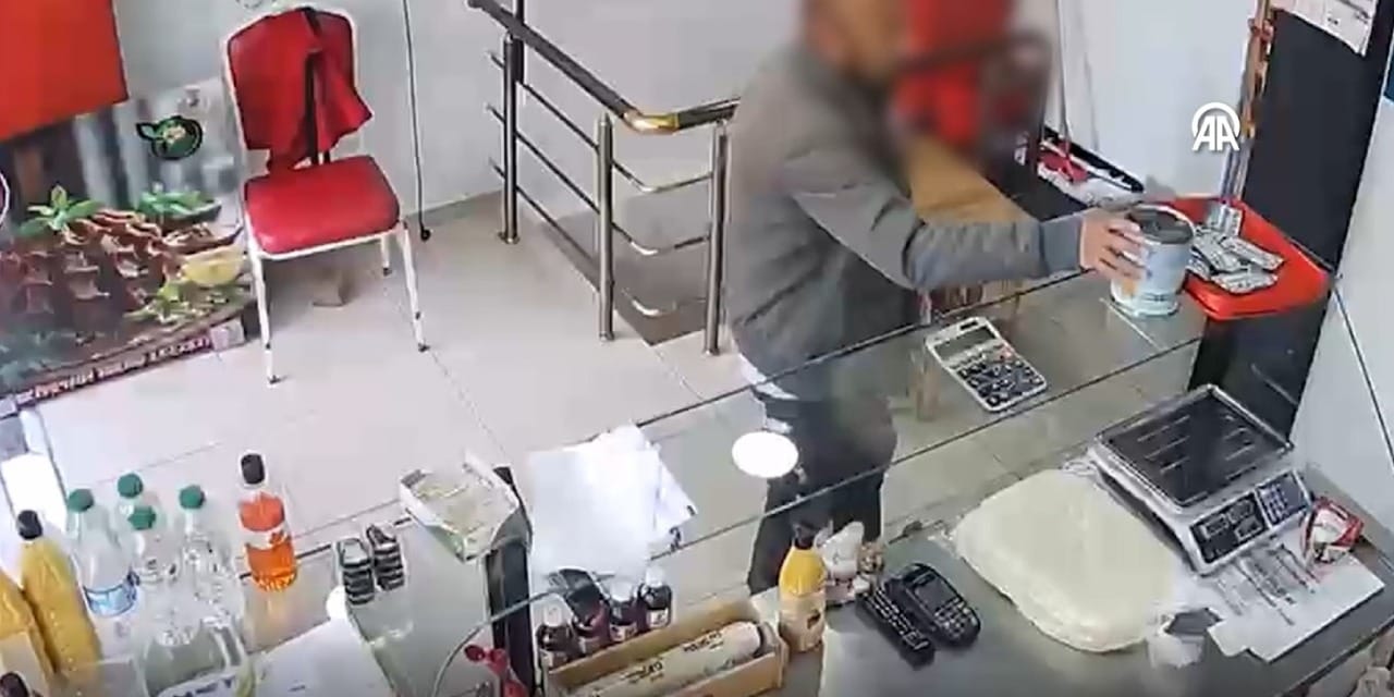 Bağış kumbarası hırsızlığı güvenlik kamerasına yansıdı