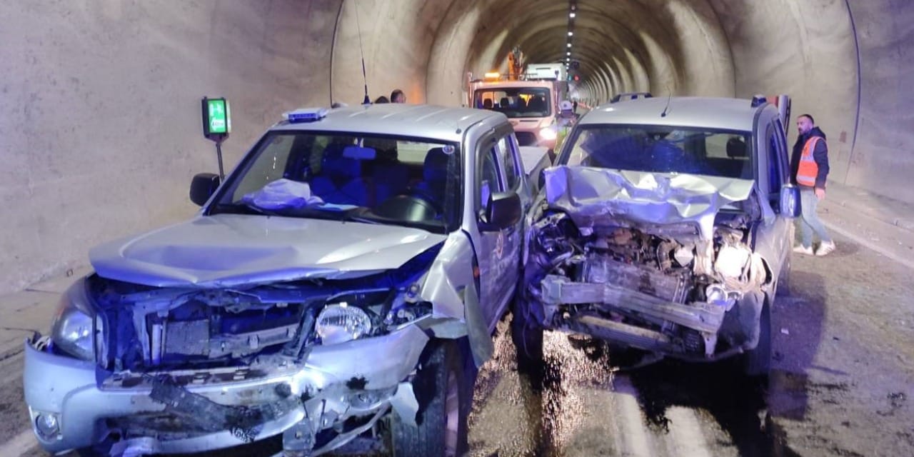 Tünel içinde 2 araç kafa kafaya çarpıştı: 7 yaralı!