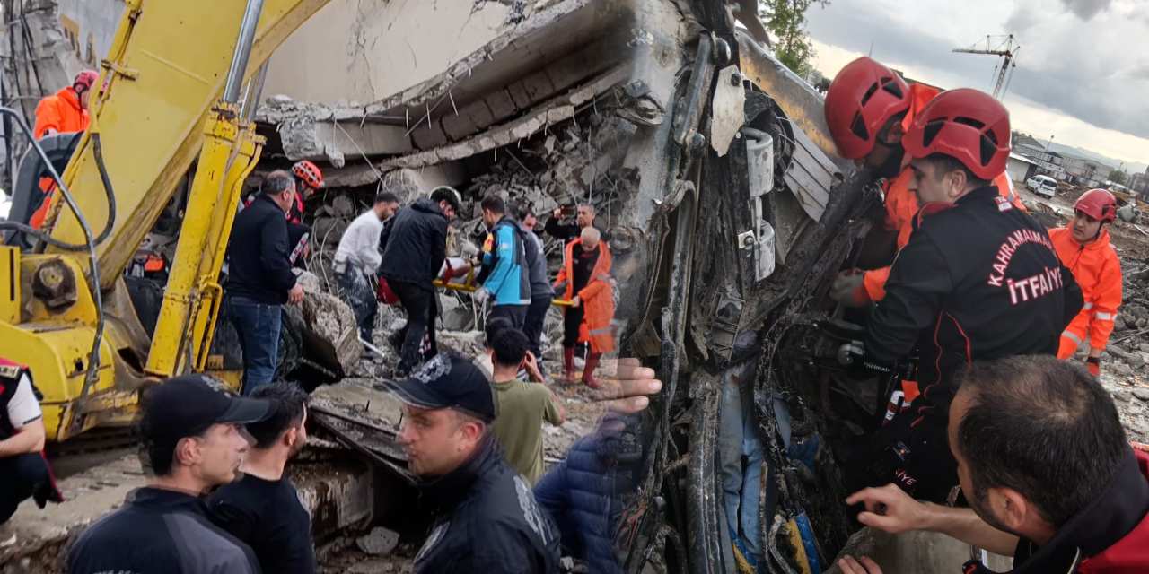 Operatör yıkım faciasında enkaz altında kaldı!