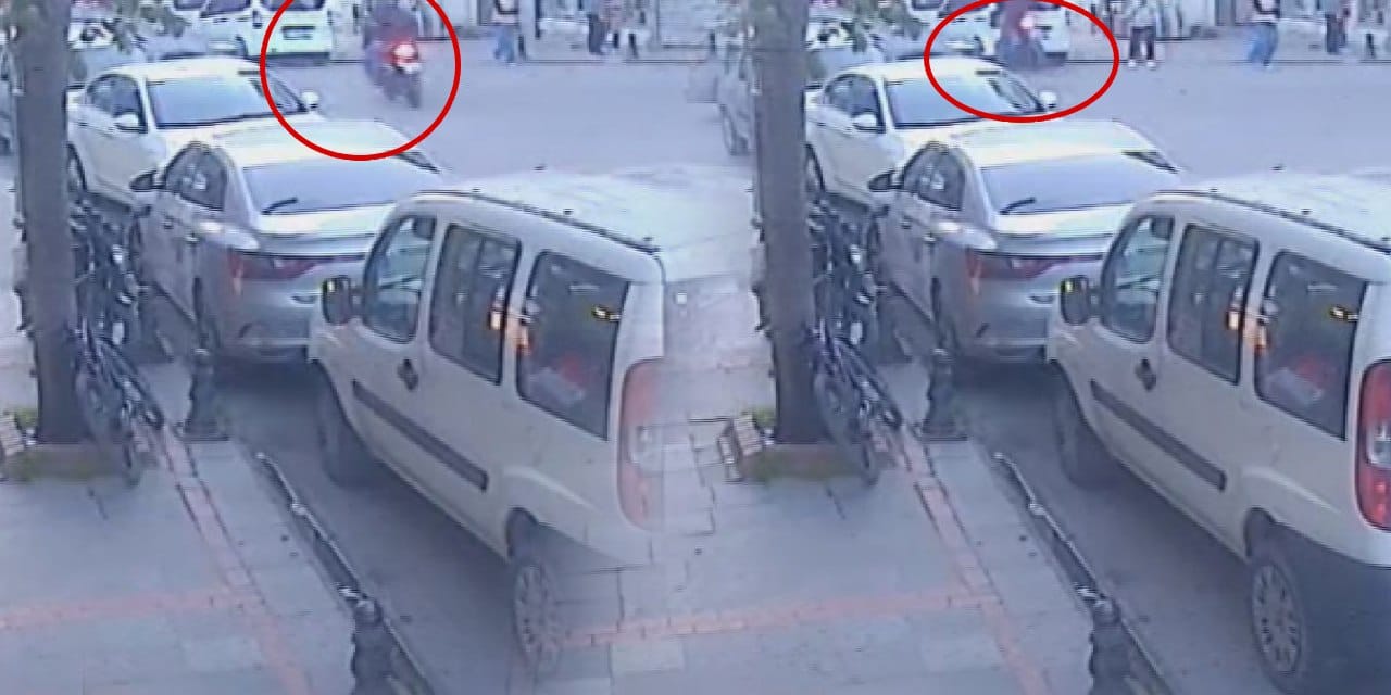 Manevra yapan motosikletli genç park halindeki araca çarptı: Kaza anı kamerada