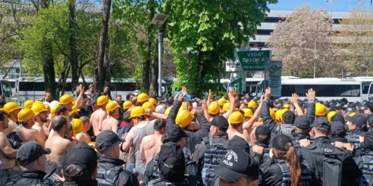 Patron günlerdir eylem yapan işçileri değil bakanın telefonunu duydu! Maaşlar hesaba yatacakmış