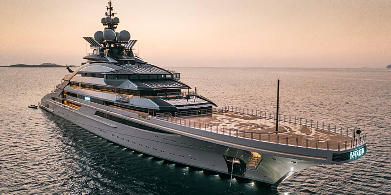 Savaş gölgesinde lüks seyir! Rus milyarderin yatı Hürmüz'ü aştı