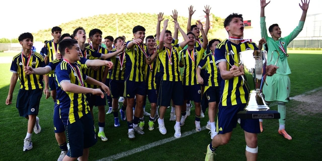 Fenerbahçe Beşiktaş'ı yenerek şampiyon oldu