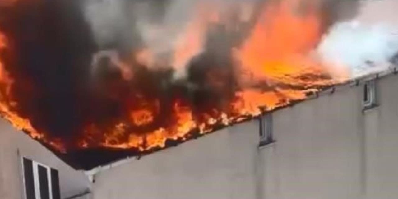Sarıyer'de 5 katlı binada yangın: Alevler tüm çatıyı sardı