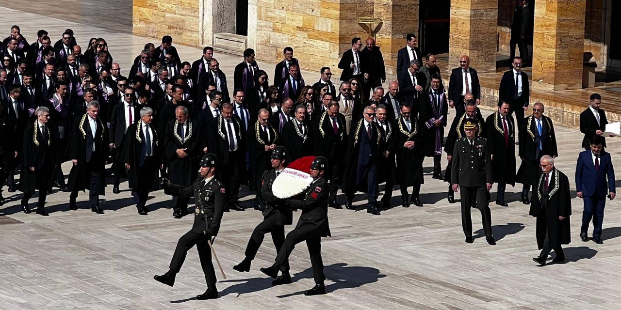 AYM'den Anıtkabir'e ziyaret