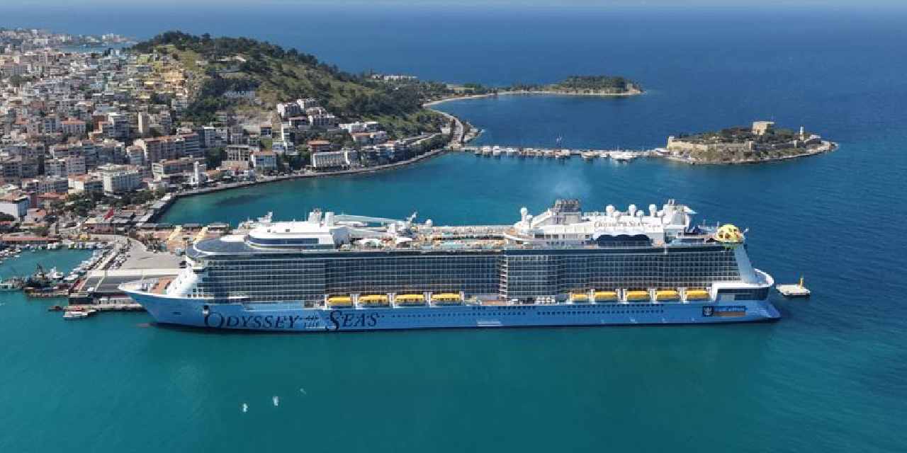 Dört bin 600 kişi Kuşadası'nda: Kimisi ziyarete kimisi alışverişe koştu