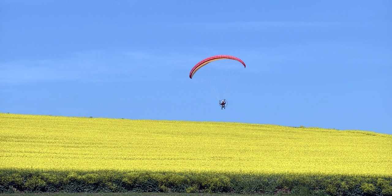 Kanola tarlaları üzerinde yarım saat boyunca paramotorla uçtu