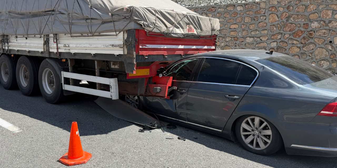 Yarısı tırın altına giren araçtan burnu bile kanamadan çıktı!