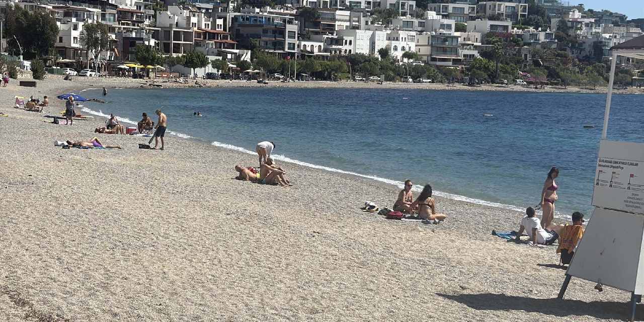 Muğla'da sıcak havayı fırsat bilenler sahillere akın etti