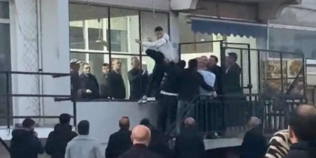 Ortalık savaş alanına döndü! İki grup arasındaki kavgada tekme ve yumruklar havada uçuştu