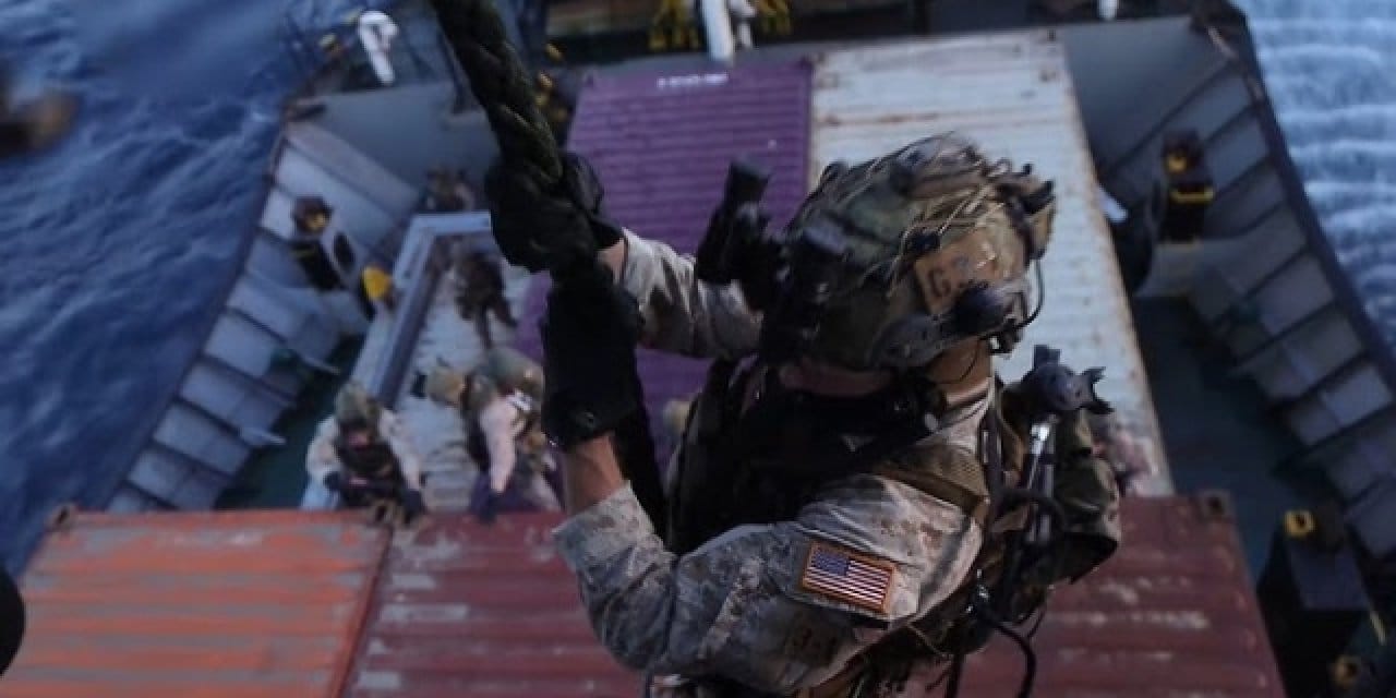 ABD'den İran ablukası operasyonu: Askerler gemiyi bastı