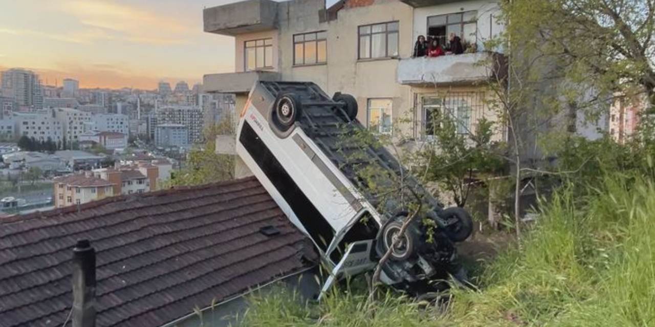 Evinin çatısına servis uçtu! Olayı komşuları arayınca öğrendi