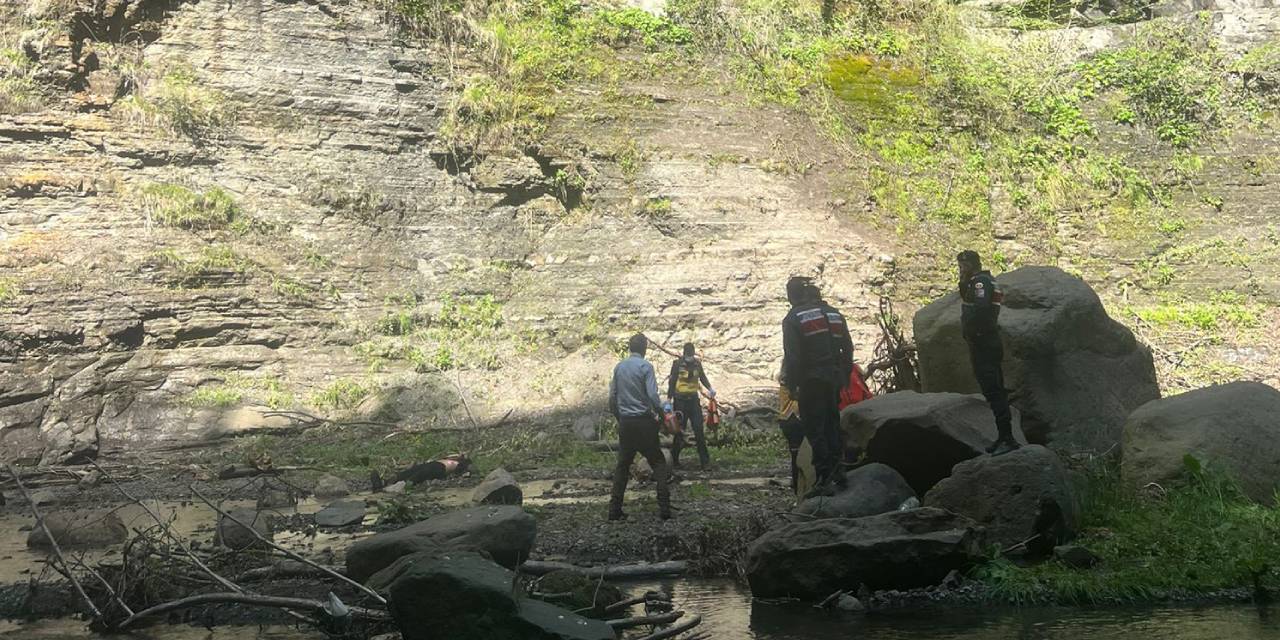 Gezmek için gittiği şelale sonu oldu! Başına kaya parçası düştü!