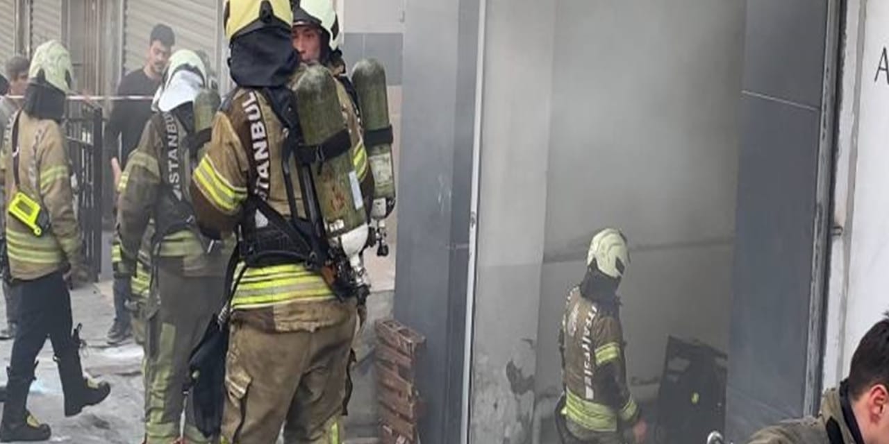 Sultangazi’de yangın! Kağıt deposu alev aldı, söndürüldü