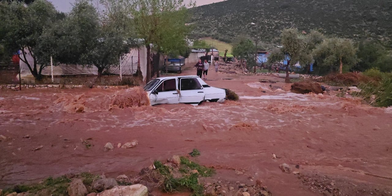 Adana'da sel felaketi: Akıntıya kapılan 22 yaşındaki genç kayboldu