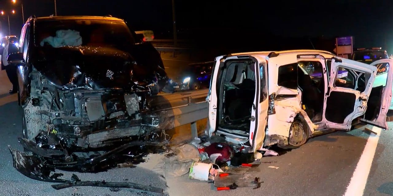Eyüpsultan'da feci kaza! Hafif ticari araç ile minibüs çarpıştı: 4 yaralı