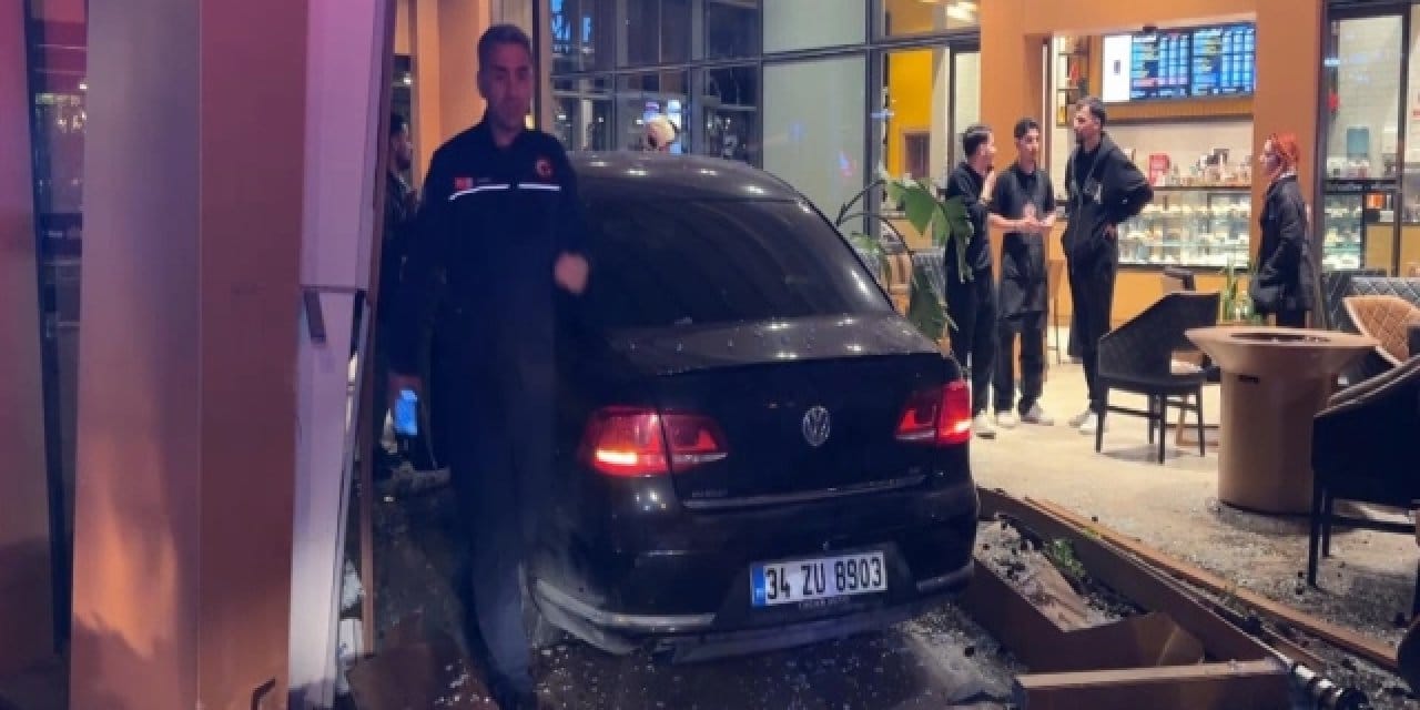 Bakırköy’de yoldan çıkan otomobil kafeye girdi: 6 yaralı