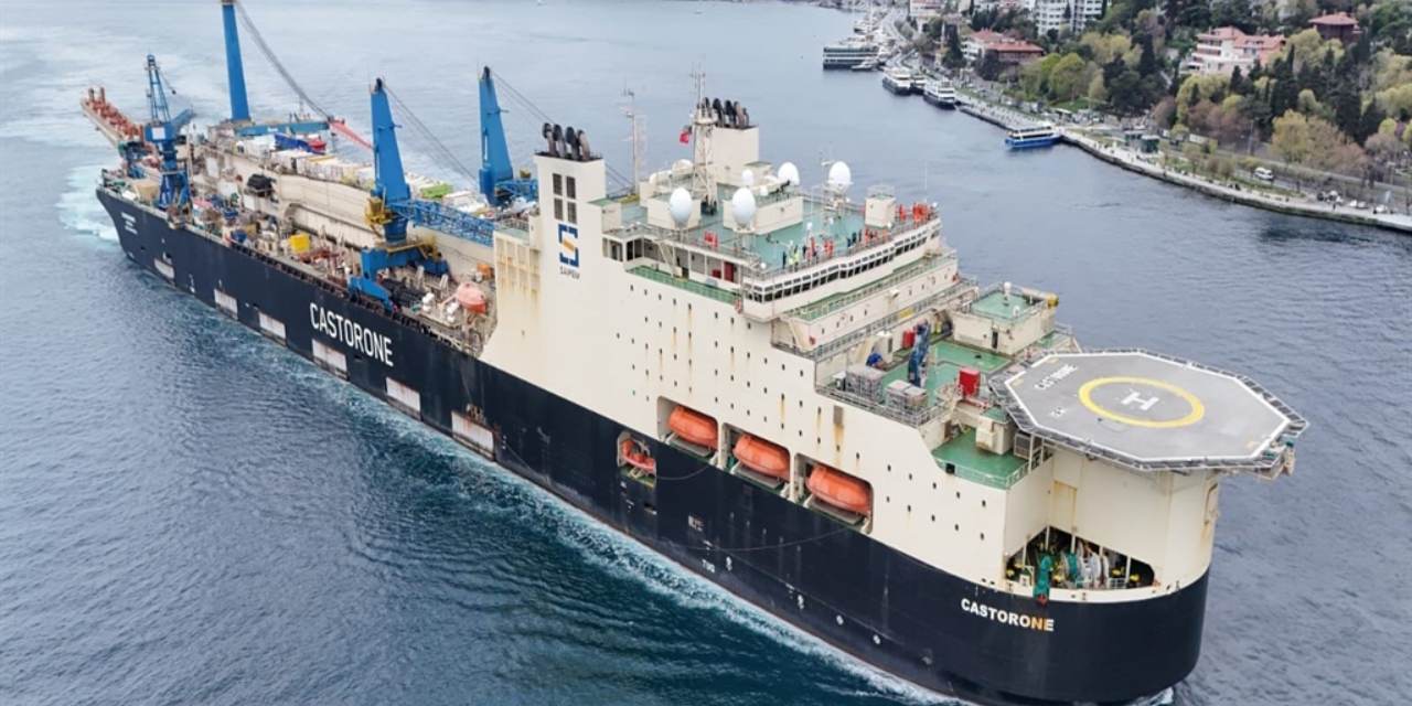 325 metre uzunluğundaki gemi İstanbul Boğazı'nı kapattı