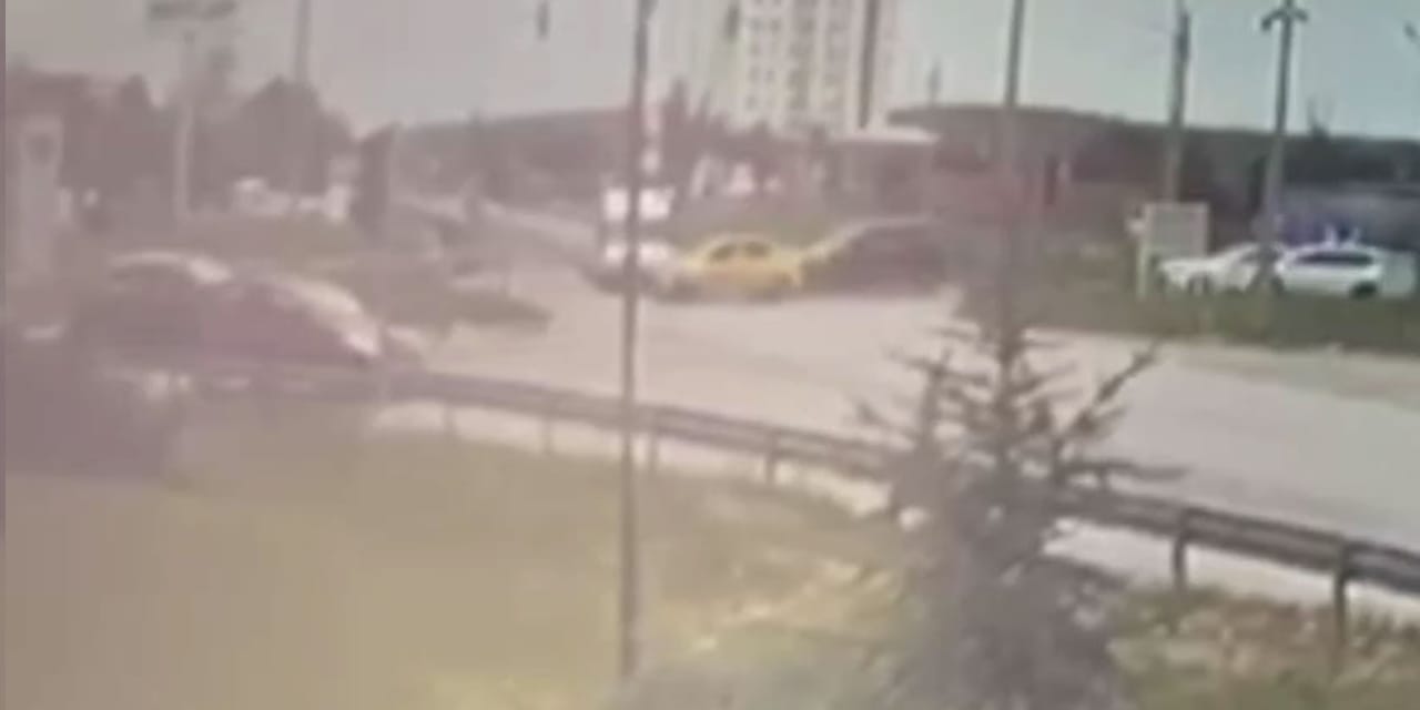 Hasta taşıyan ambulans taksiyle çarpıştı: Yaralılar var