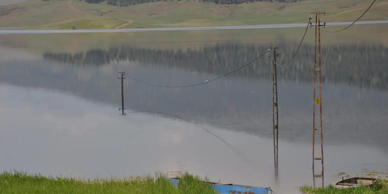 52 yıl sonra bir ilk: Elektrik direkleri suya gömüldü