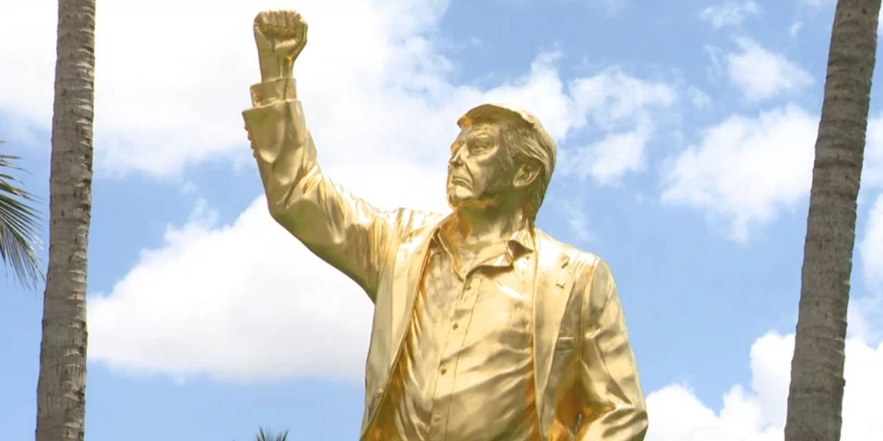 Trump'ın 7 metrelik altın heykeli dikildi!