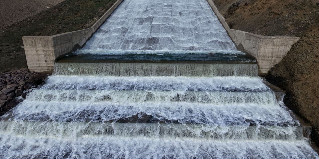 Kızılırmak üzerindeki ilk baraj tamamen doldu: Kapaklar açıldı