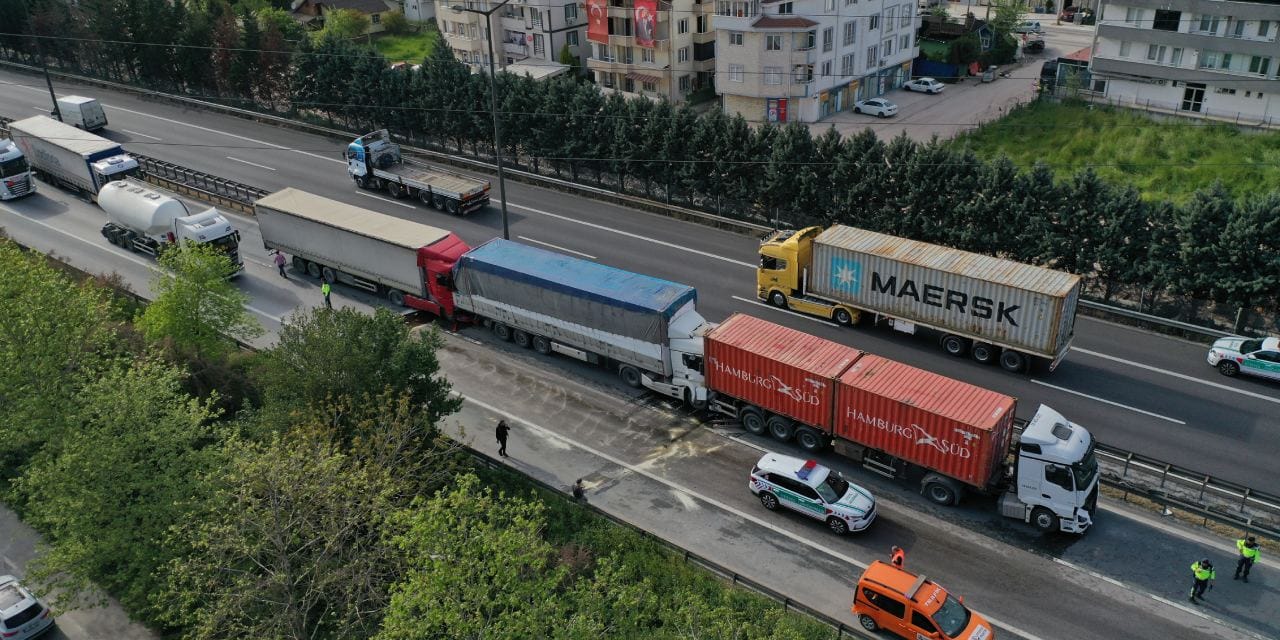 TEM'de zincirleme kaza: 6 TIR birbirine girdi!