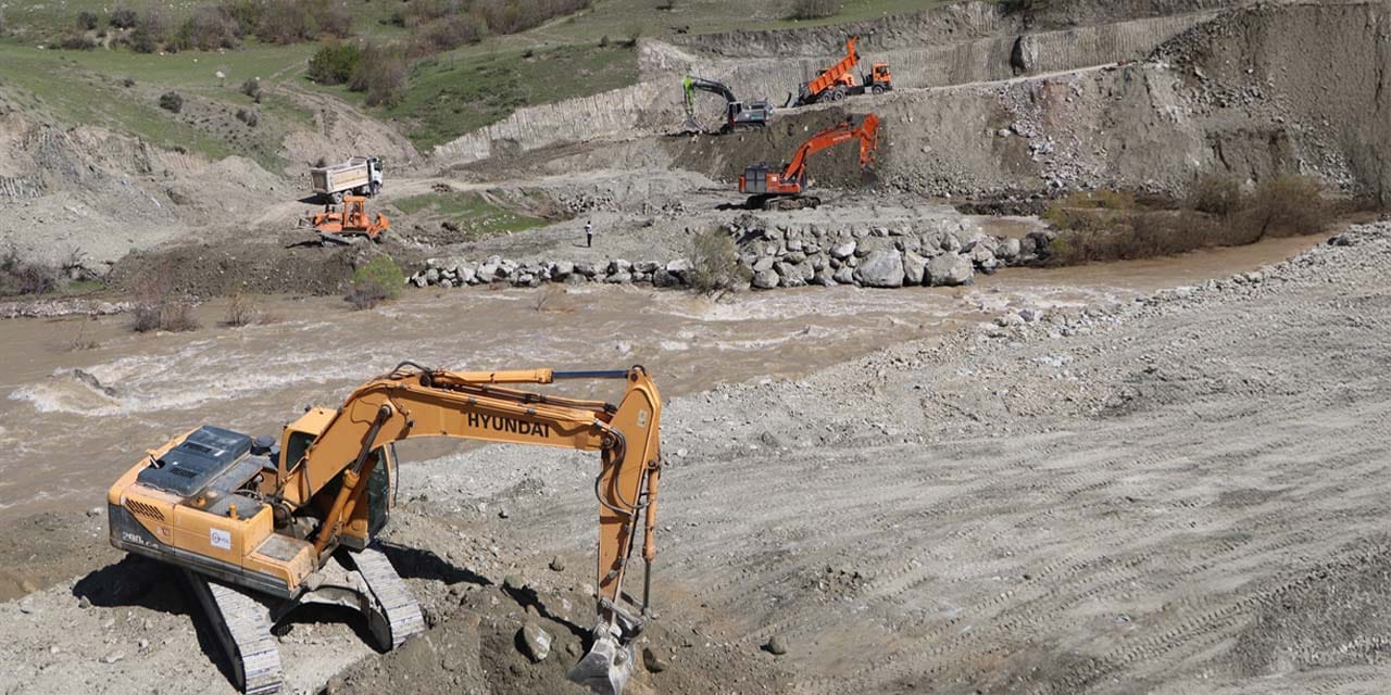 TSK heyelanın kapattığı karayoluna köprü kuruyor