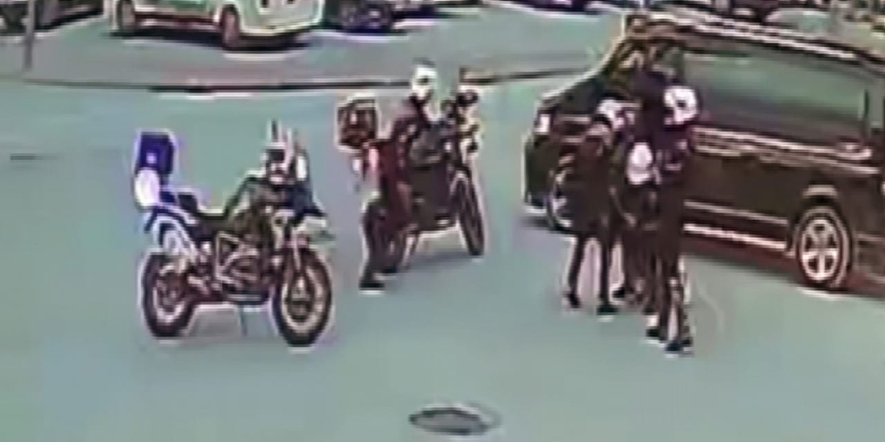 Trafikte yunus polislerinin Heimlich manevrası hayat kurtardı: Müdahale anı kamerada