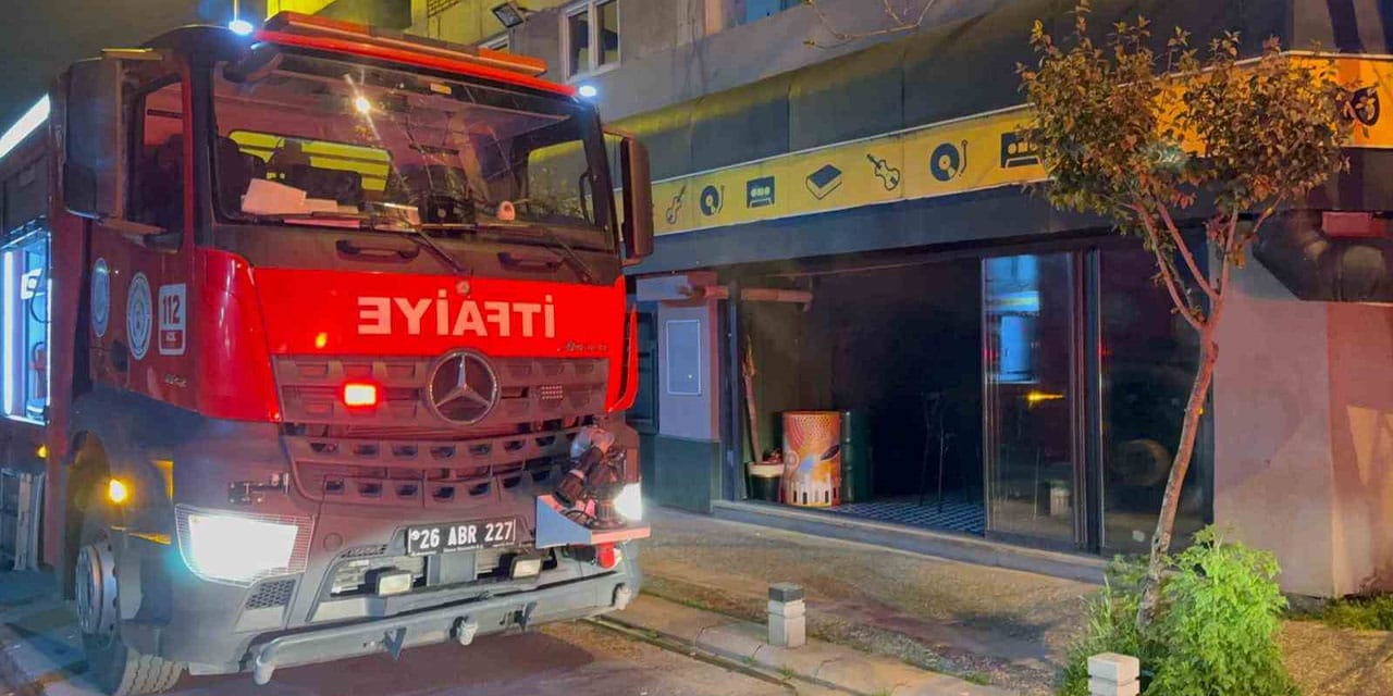 Eğlence mekanında yangın paniği! Müşteriler canını zor kurtardı