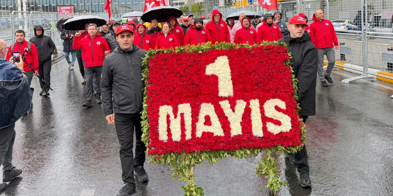 DİSK Taksim Meydanı'na çelenk bıraktı