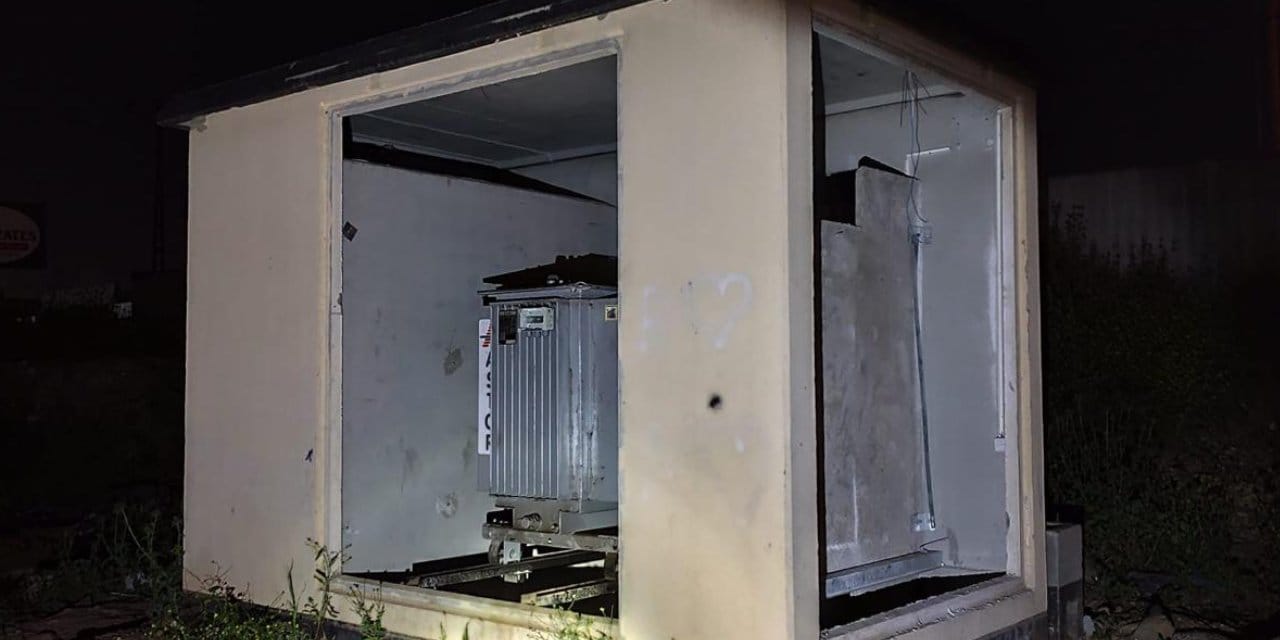 Hırsızlar koca ilçeyi karanlıkta bıraktı