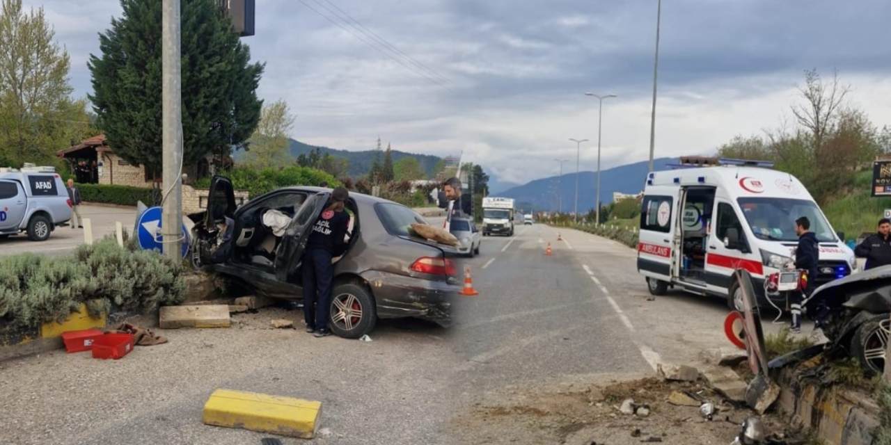 Karabük'te kontrolden çıkan araç refüje çarptı: Ölü ve yaralılar var!
