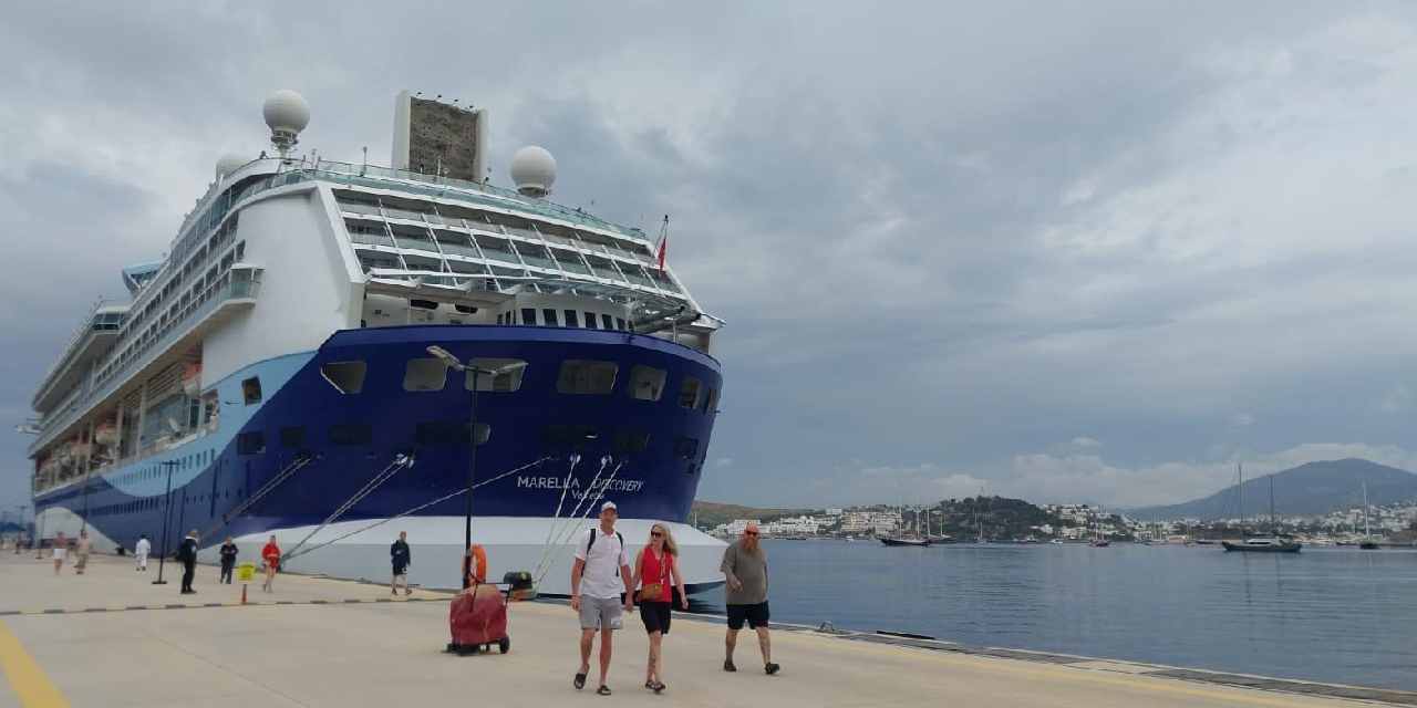 Kruvaziyer ilçeye geldi! Turistler tarihi yerleri gezmek için limandan ayrıldı