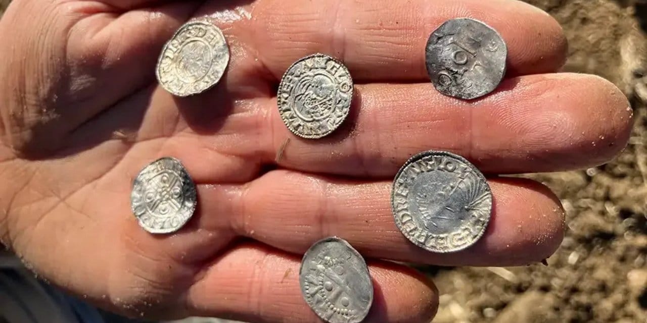 Tarihin en büyük Viking hazinesi keşfedildi: 3 bin gümüş sikke bulundu