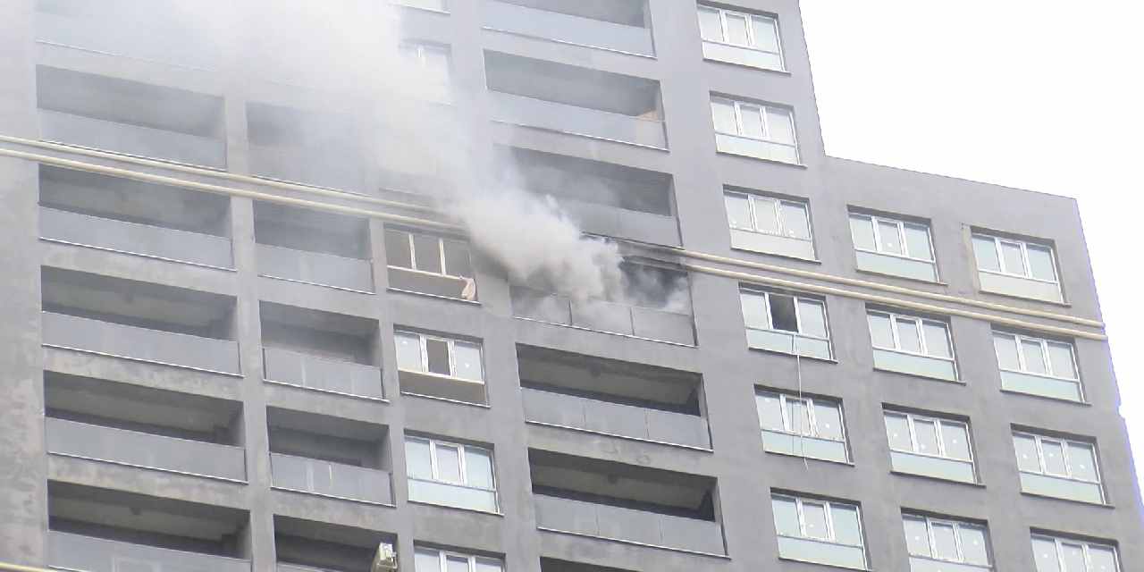 Esenyurt'ta 35 katlı binada yangın
