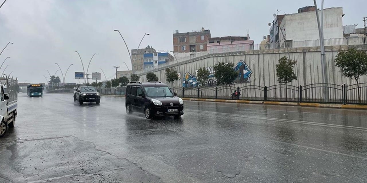 Şanlıurfa'da dolu ve sağanak: Yollar göle döndü