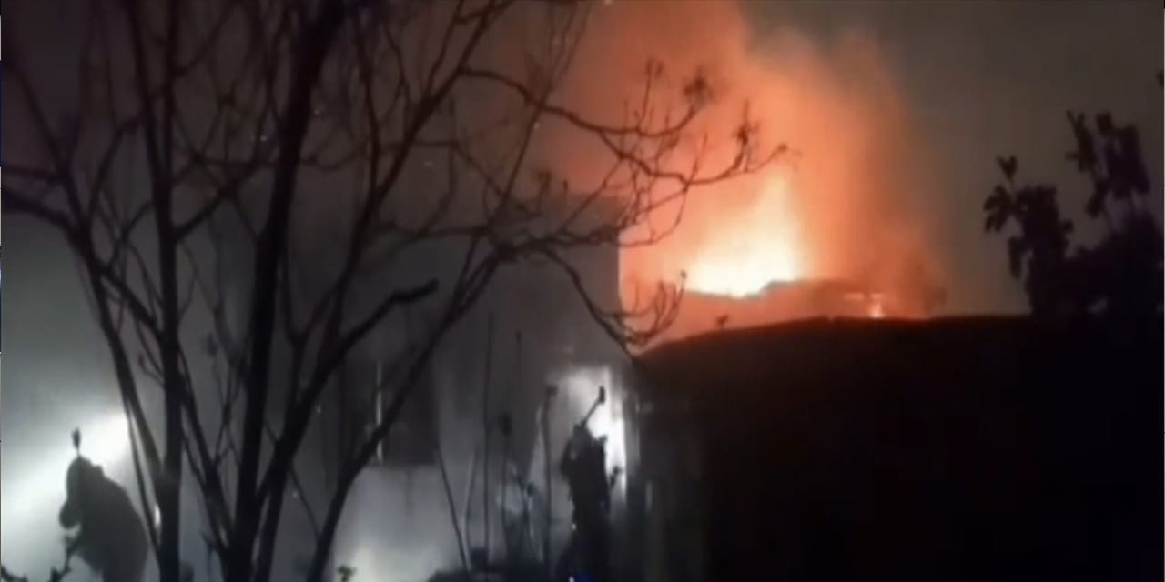 İş merkezinin çatısında yangın paniği!