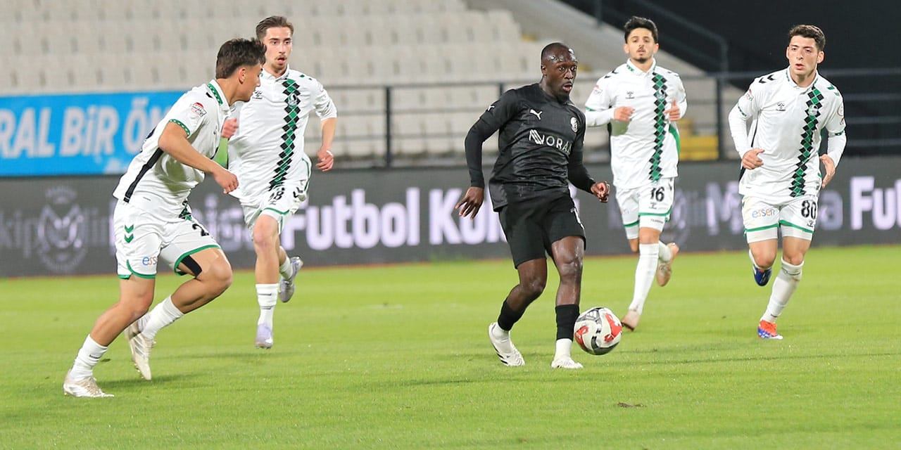 Sakaryaspor veda maçında dağıldı
