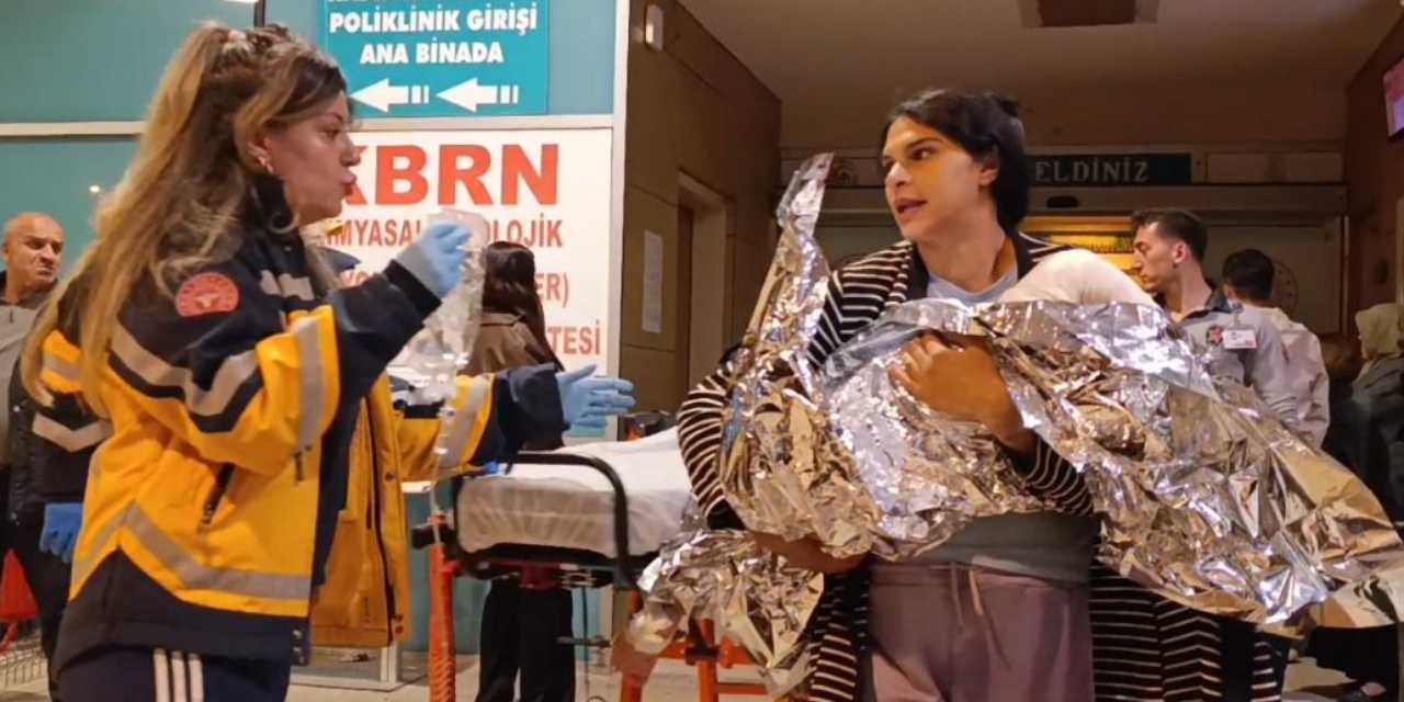2 yaşındaki çocuk kaynar su dolu kovaya düştü!