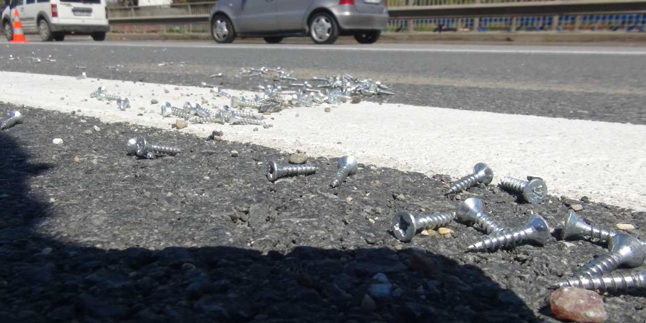 İstanbul'da yere dökülen vidalar trafiği felç etti! Onlarca aracın lastiği patladı