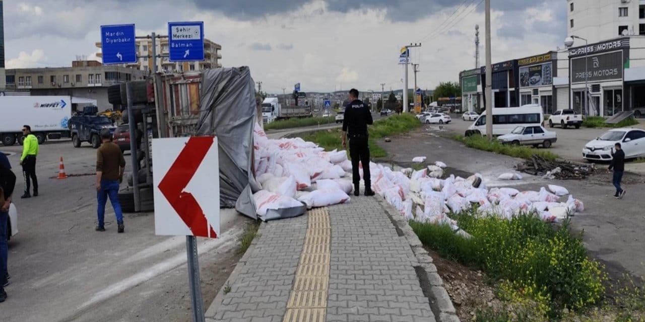 Un yüklü TIR devrildi: Yaya çuvalların altında kaldı, 4 yaralı!