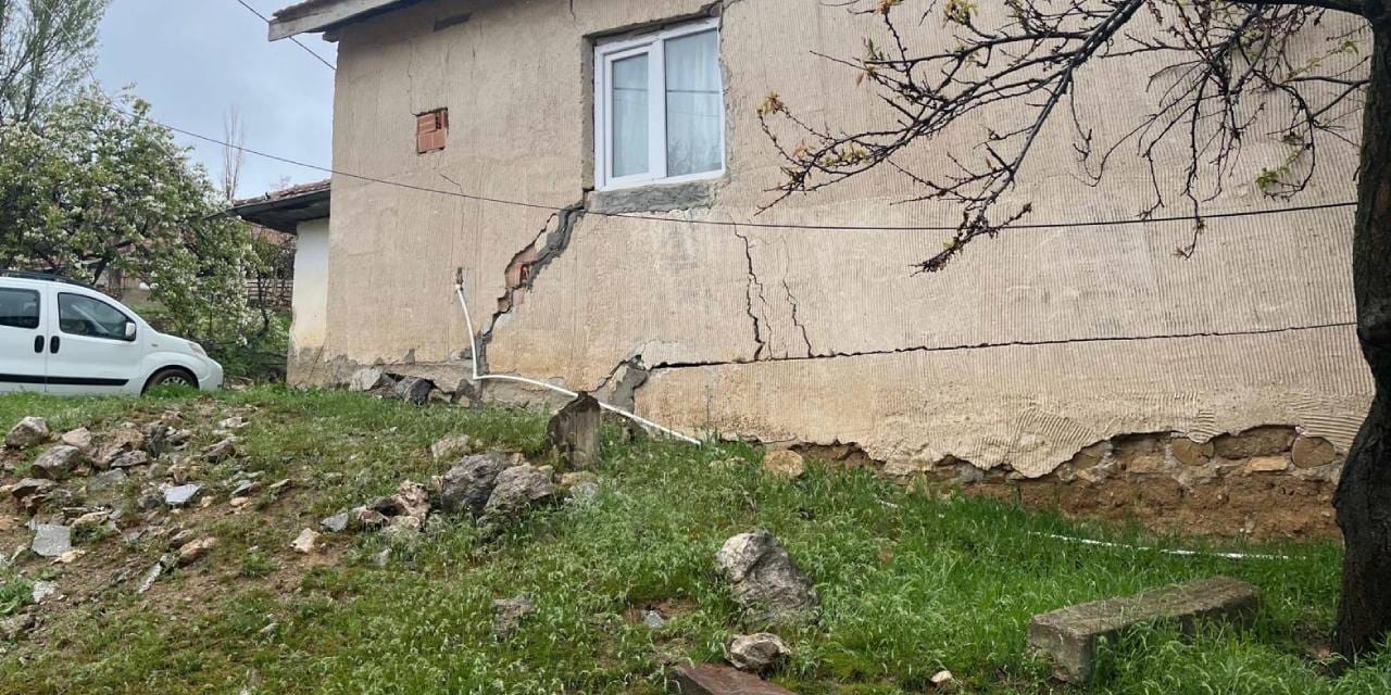 Şiddetli yağış toprağı yardı: 9 yapı hasarlı, 1 ev tamamen kullanılamaz!