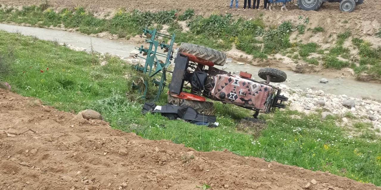 Devrilen traktörün altında kalan adam hayatını kaybetti