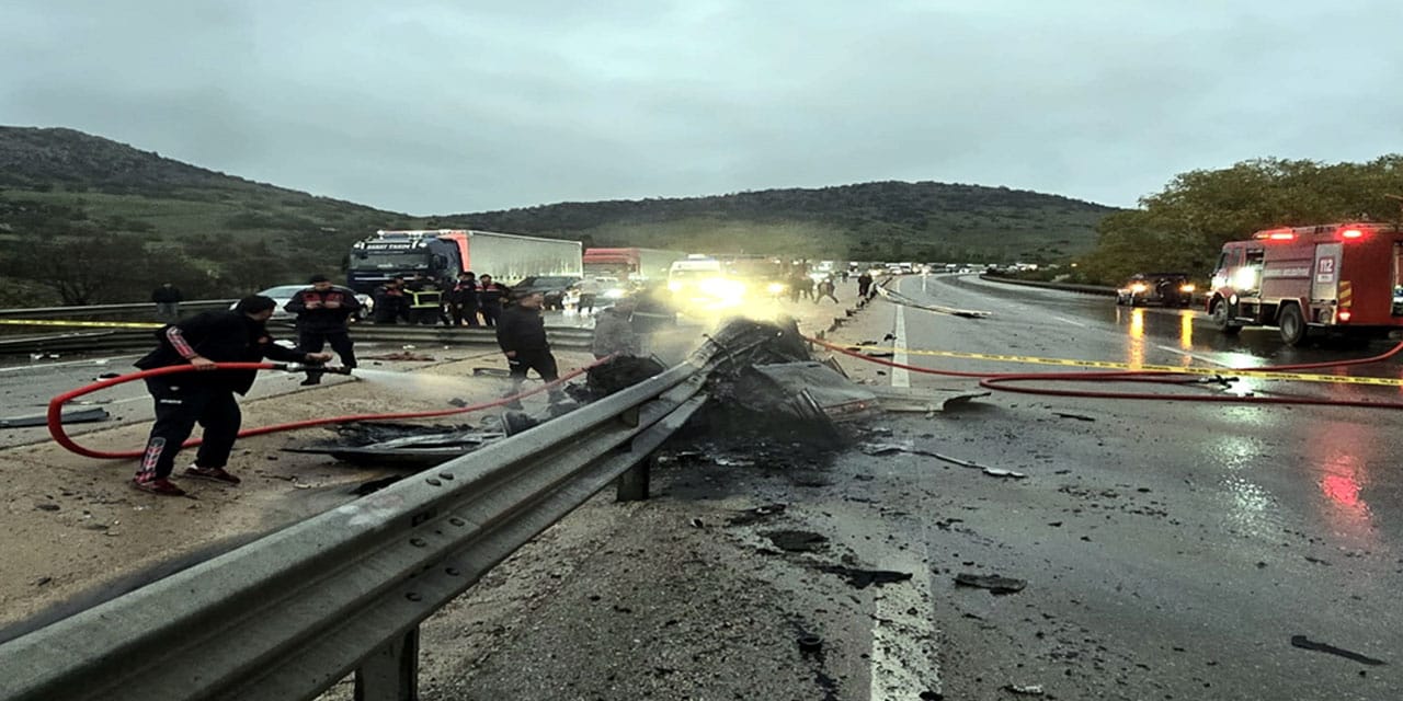 Bariyerlere çarpan otomobil alev aldı! 1 ölü