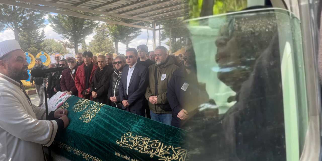 Zerrin Özer ablasının cenazesinde fenalaştı! Araçtan inemedi