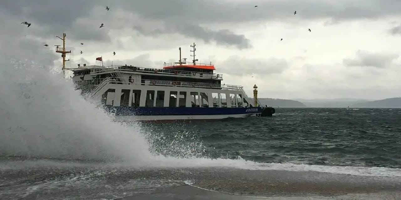 Marmara'da seferler iptal: Deniz ulaşımına fırtına engeli