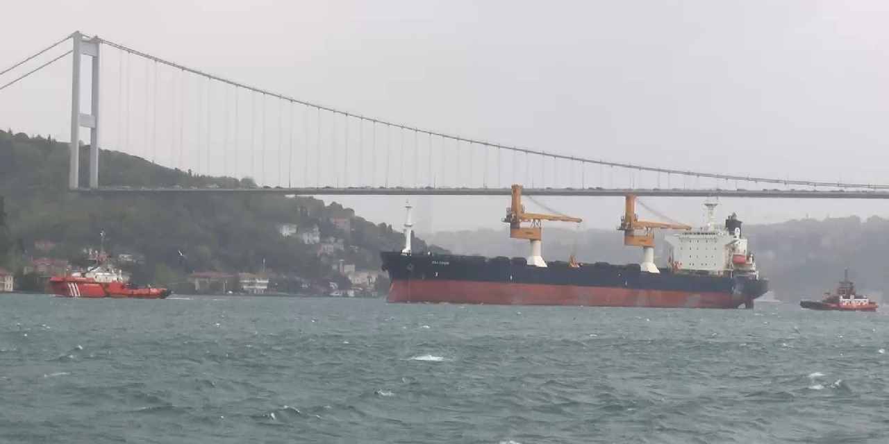 İstanbul Boğazı'nda trafik çift yönlü askıya alındı